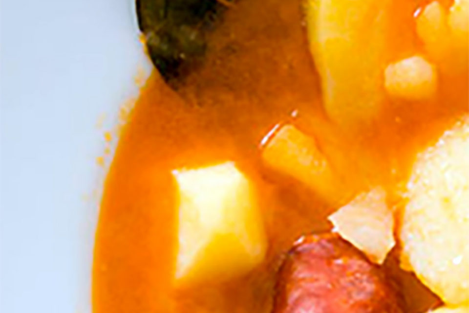 Plato de patatas con chorizo. / Saborea España