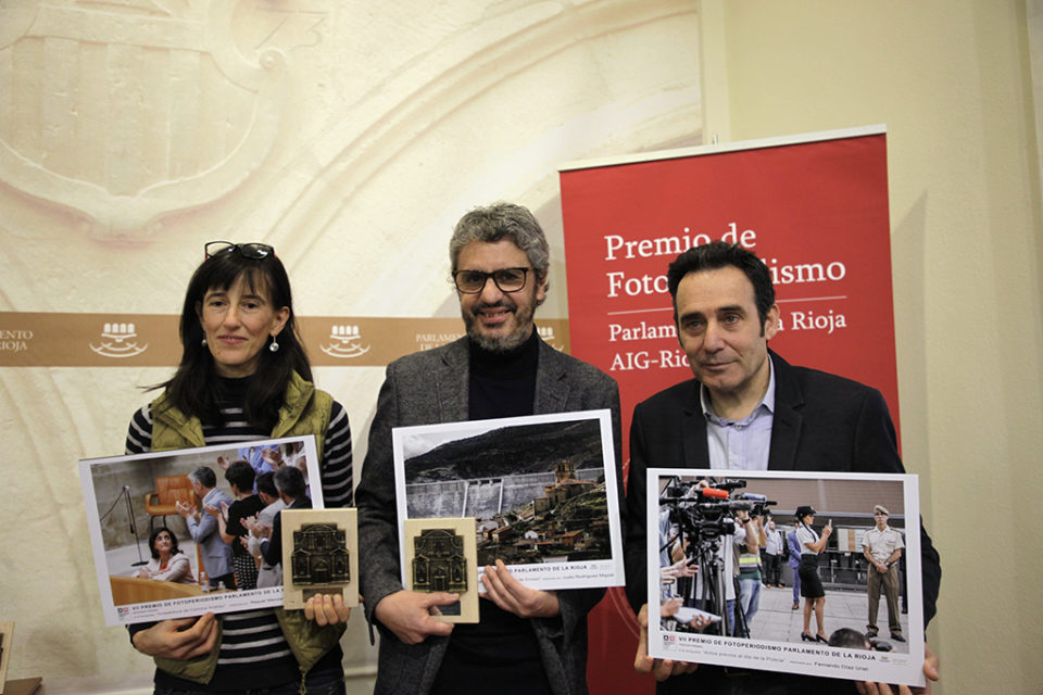 El ganador, Justo Rodríguez (centro), con Raquel Manzanares y Fernando Díaz. / Ingrid