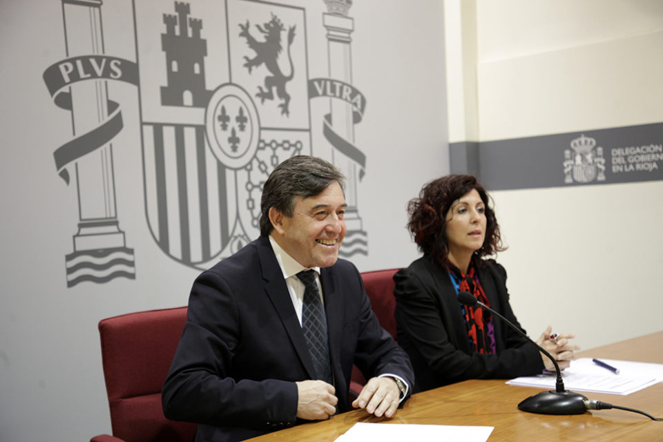 El delegado del Gobierno y la alcaldesa de Villamediana, en la rueda de prensa. / Ingrid