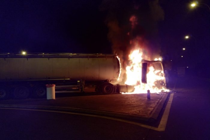 Arde la cabina de un camión en el área de servicio de la AP-68 en Logroño