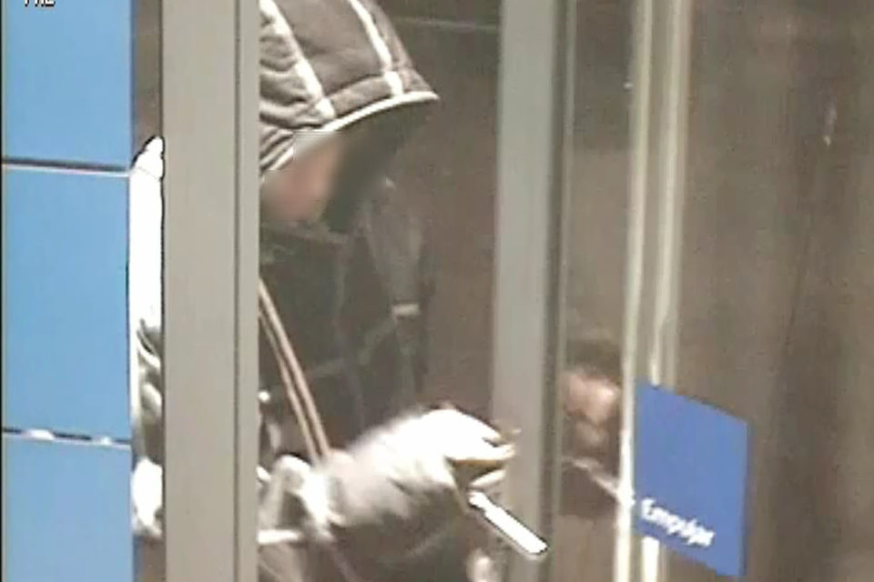 La cámara de un cajero capta a la detenida sacando dinero con la tarjeta de la anciana. / Guardia Civil