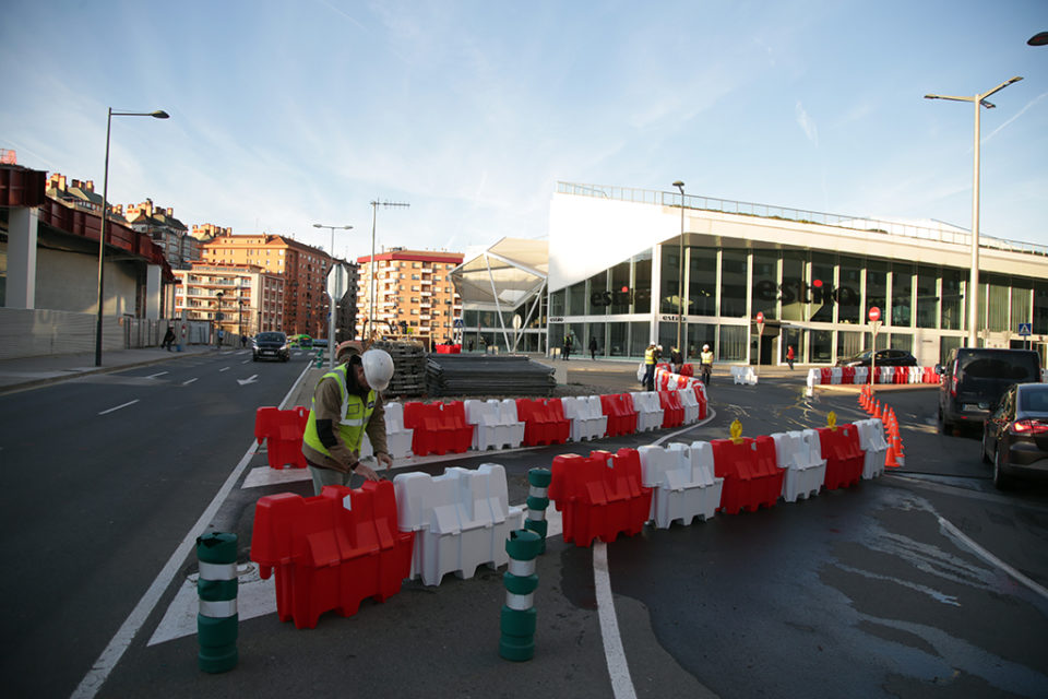 Los operarios colocan las vallas que marcarán el nuevo trazado del tráfico. / Clara Larrea