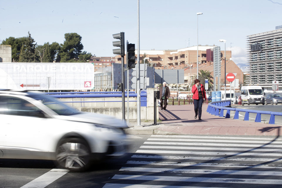 El nuevo semáforo instalado en el paso de peatones de la rotonda del barrio de Los Lirios aún no está operativo. / Ingrid