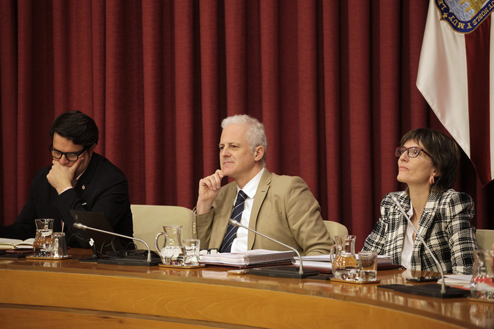 Pablo Hermoso de Mendoza, entre Kilian Cruz-Dunne y Eva Tobías, en el pleno que ha aprobado sus primeros presupuestos. / Ingrid