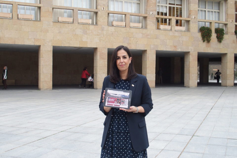La concejala de Economía, en la plaza del Ayuntamiento. / NR