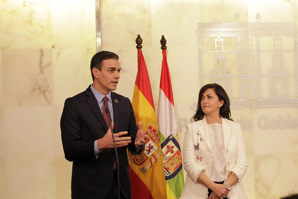 Pedro Sánchez y Concha Andreu, en la sala del prensa del Palacio del Gobierno riojano. / Ingrid