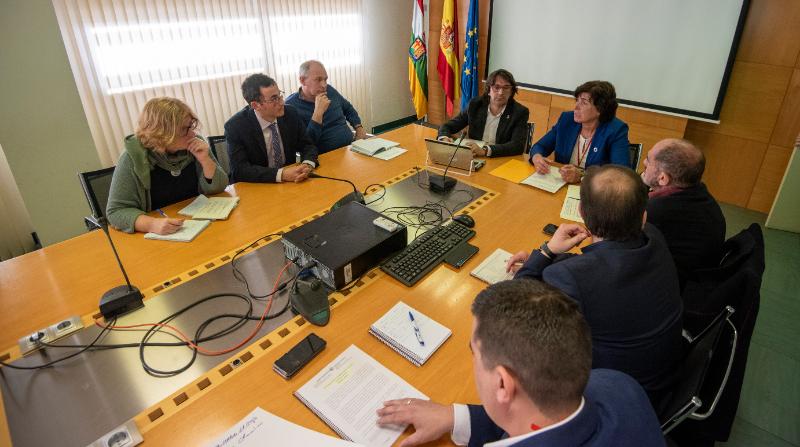 Las delegaciones riojana y vasca, durante la reunión que han mantenido este lunes. / NR