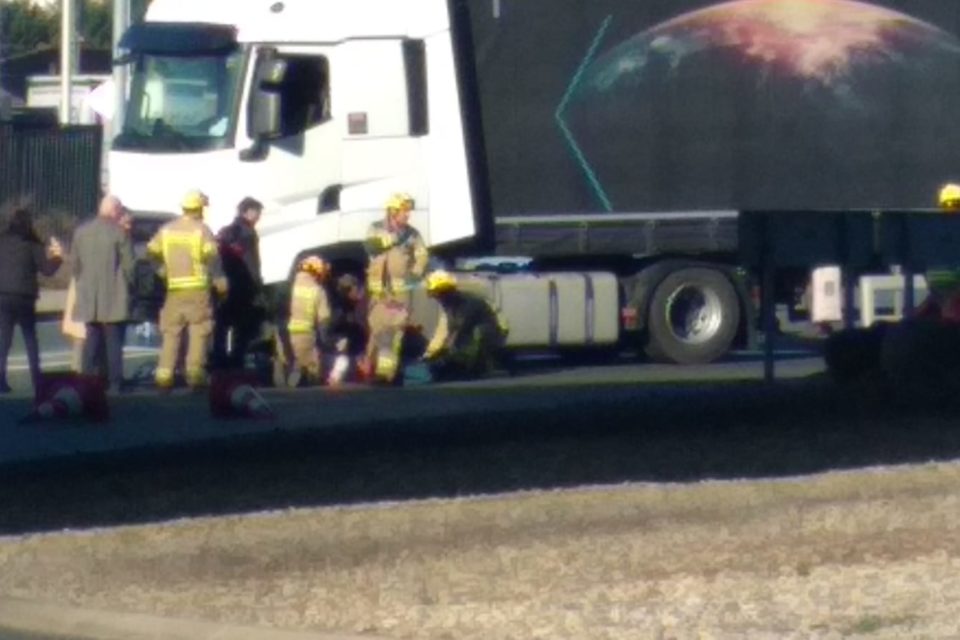 Varias personas atienden al ciclista en el lugar del accidente. /NR