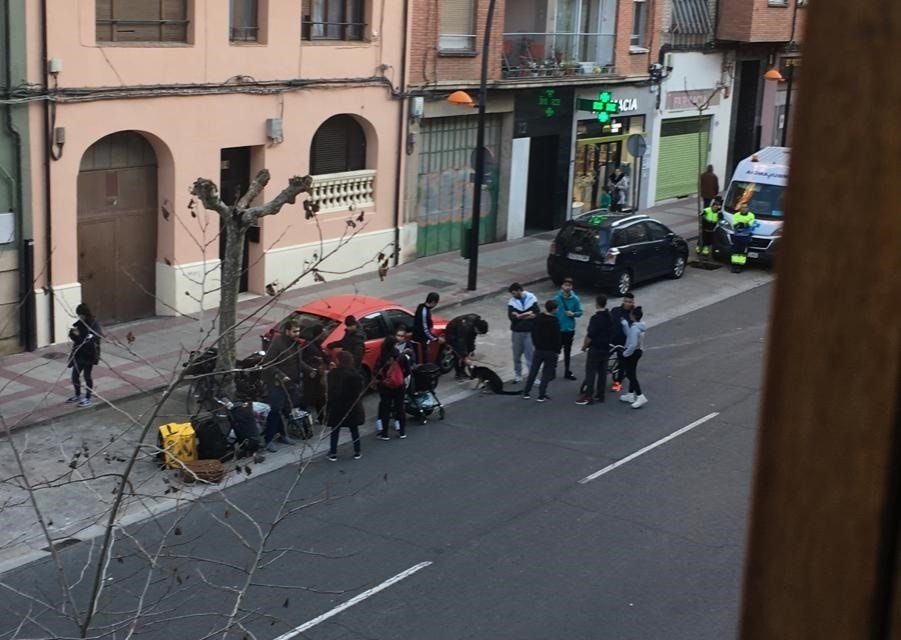 Imagen del edificio y los vecinos desalojados. /EUROPA PRESS