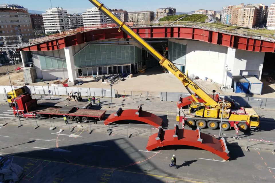 Una grúa de gran tonelaje descarga una de las piezas de acero que conformarán la estructura de la cúpula. /NR