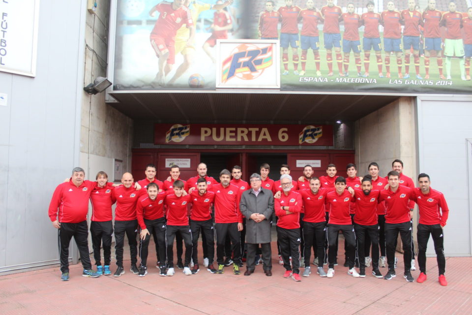 El presidente de la Riojana, Jacinto Alonso, junto a los miembros de la selección antes de poner rumbo a Las Rozas. / FRF
