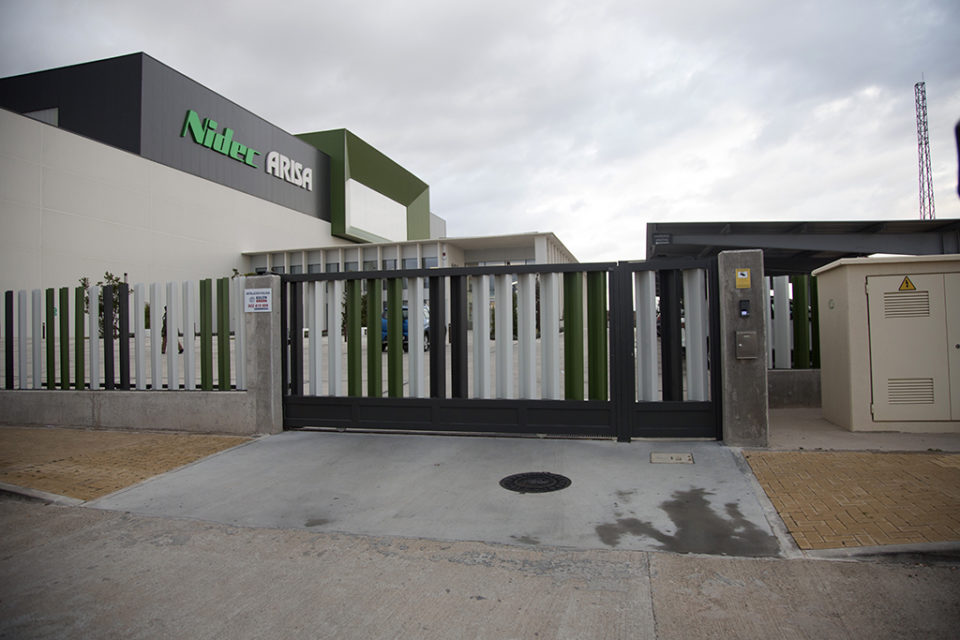 Exterior de la empresa en la que el martes fallecieron dos trabajadores. / Clara Larrea