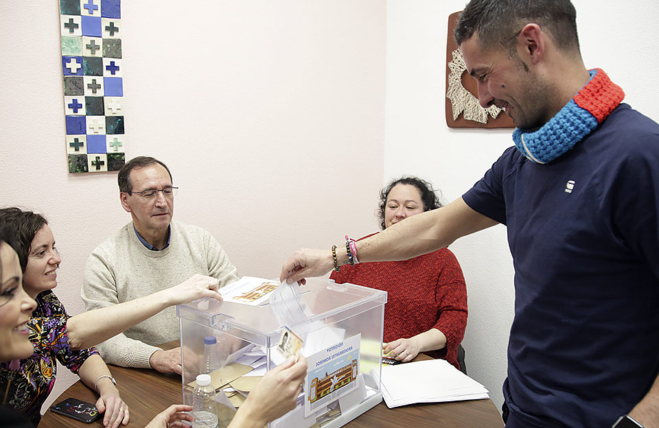 Un hombre introduce la papeleta en la urna para elegir la jornada escolar en Jesuitas. /Clara Larrea