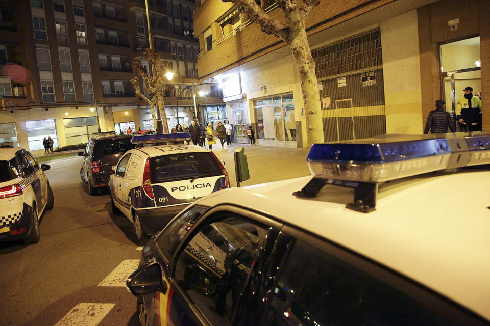 Vehículos policiales frente al portal en el que residía Pedro José Sáez. / Clara Larrea