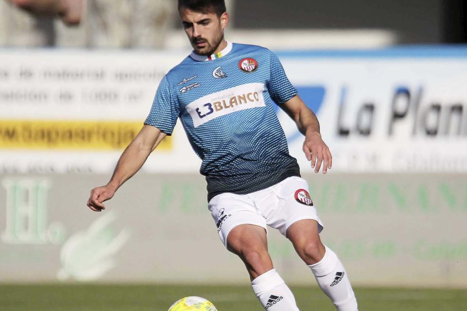 Emilio Lozano debutó como jugador blanquirrojo en La Planilla. La SDLganó por 0-2 al filial rojillo. / CD Calahorra