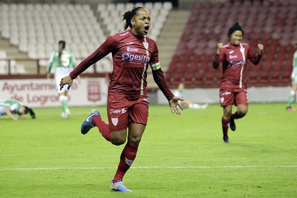 Jade festeja el gol de la victoria ante el Betis. Las riojanas estarán hoy en el bombo de Las Rozas. / Clara Larrea