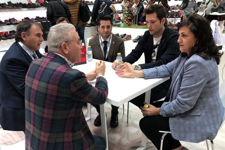 La presidenta, el consejero y el alcalde de Arnedo, en MICAM. / NR