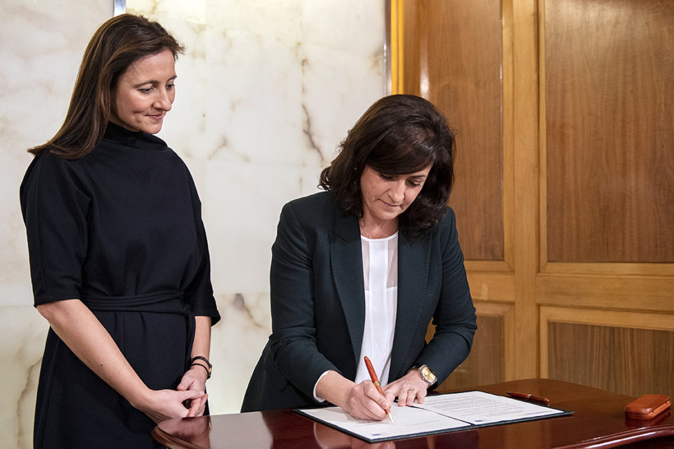 Concha Andreu firma el manifiesto, en presencia de María Andrés. / NR