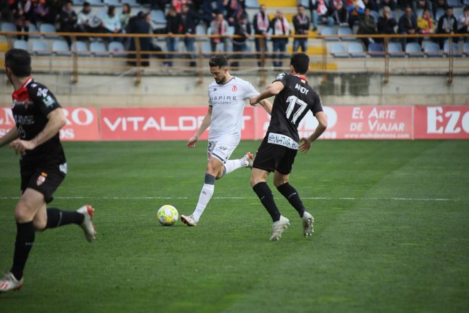 El título, en sus botas