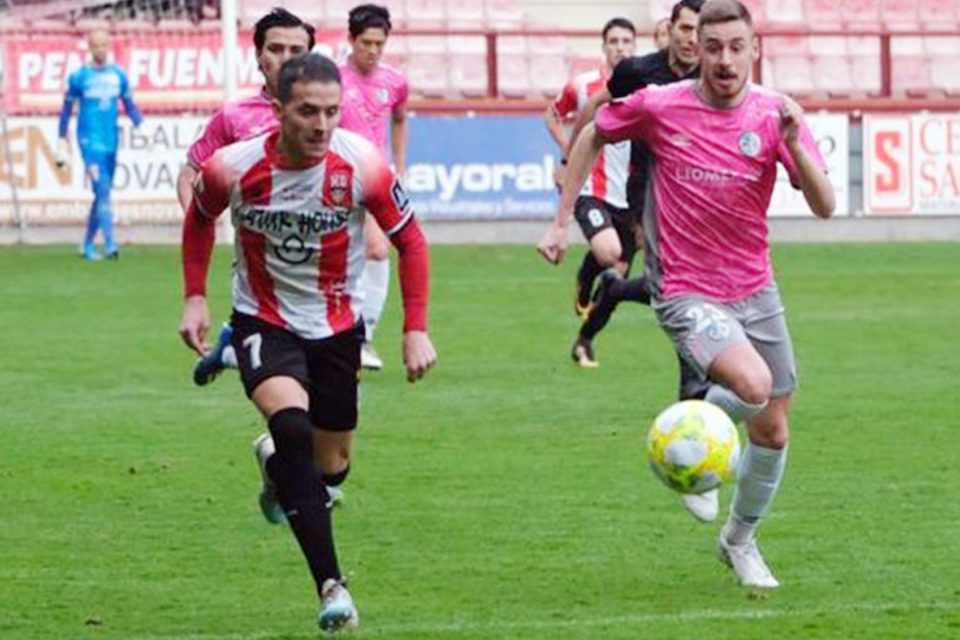 Ñoño inicia un ataque ante la vigilancia de un jugador salmantino. / Salamanca CF UDS