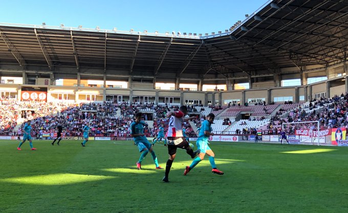 Las Gaunas registró una buena entrada para disfrutar de una victoria sobre la bocina de los blanquirrojos. / UD Logroñés