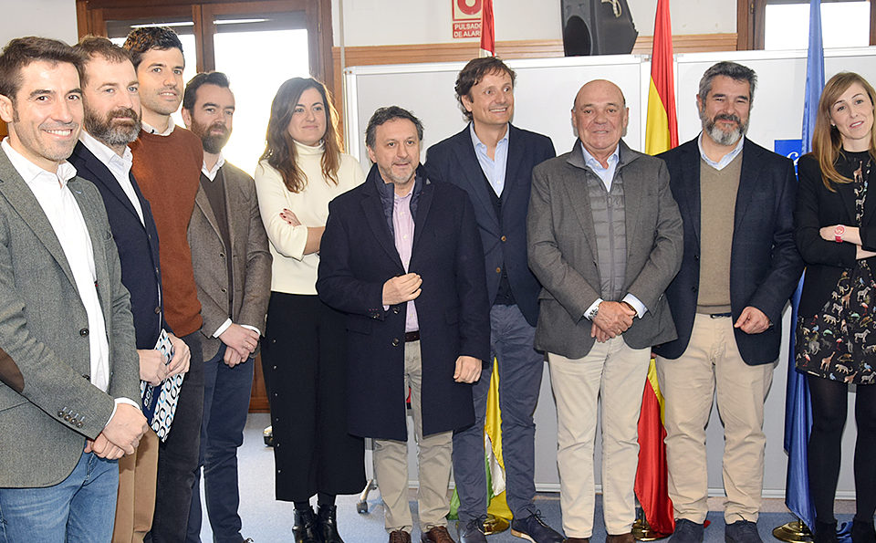 Representantes de las empresas participantes en el proyecto, junto con los presidentes de la FER y AERTIC. / NR