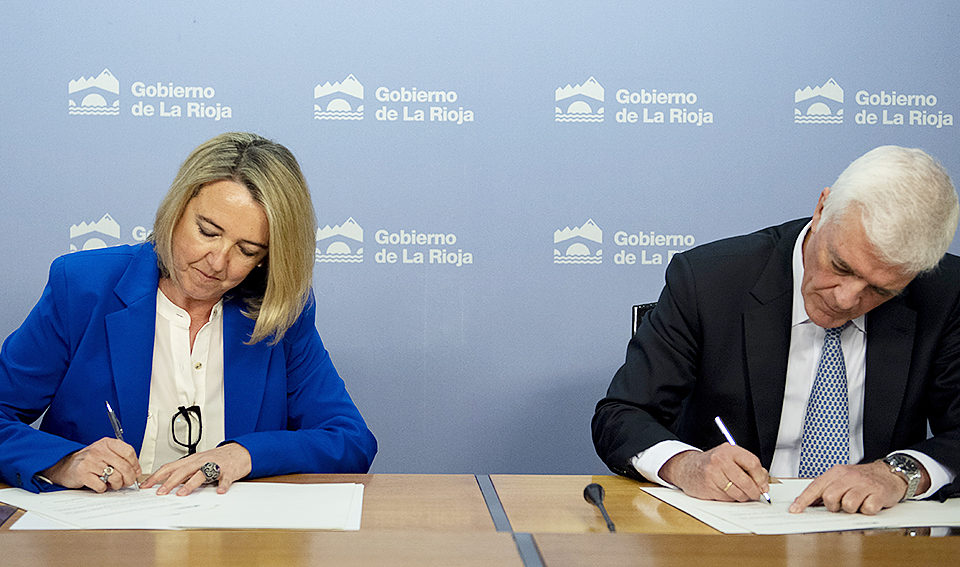 La consejera Eva Hita y el presidente ejecutivo de Agroseguro, Ignacio Machetti, renuevan el convenio. / NR