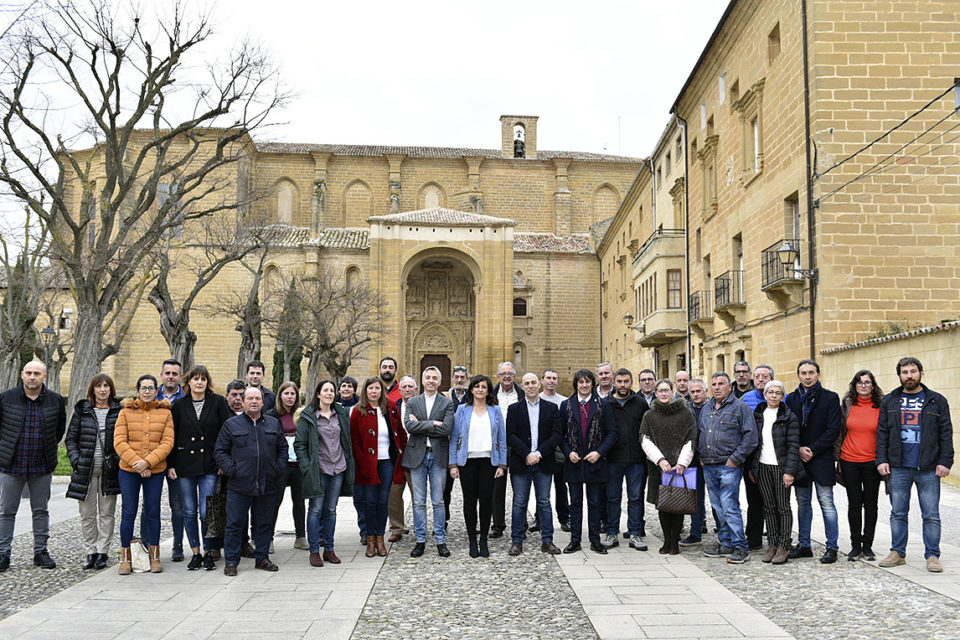 La presidenta regional y miembros de su Gobierno, con alcaldes y alcaldesas de la comarca de Haro, en Casalarreina. / NR