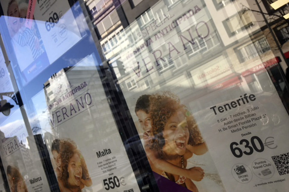 Imagen de archivo de una agencia de viajes promocionando varios destinos. / Clara Larrea