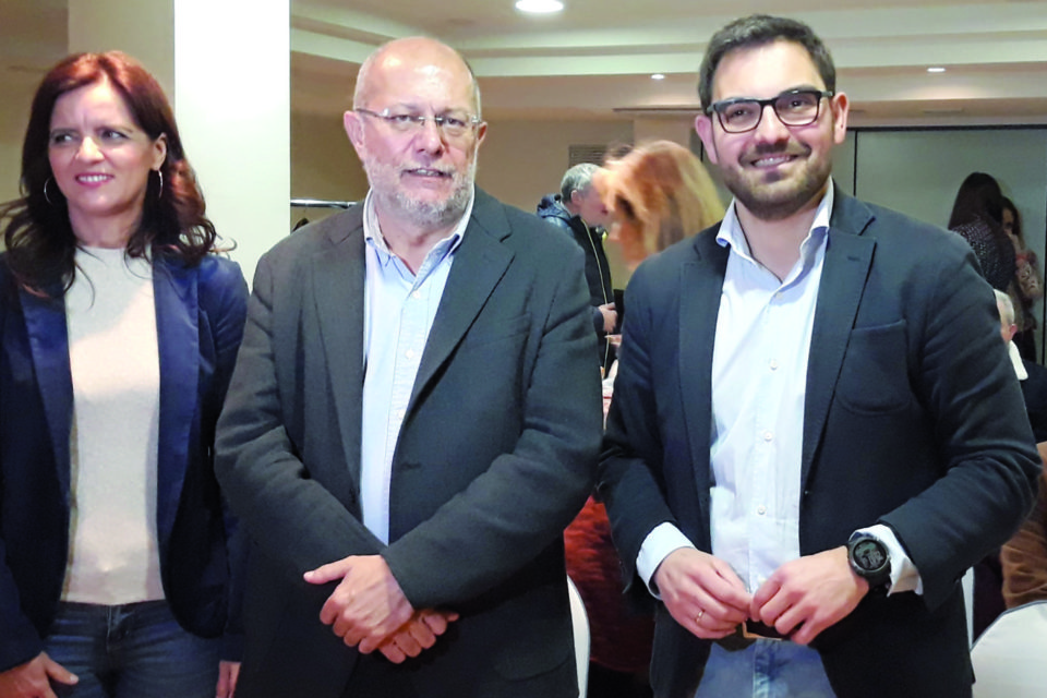 Francisco Igea (en el centro), con Diego Ubis y Ana Carlota Amigo, en Logroño / Europa Press