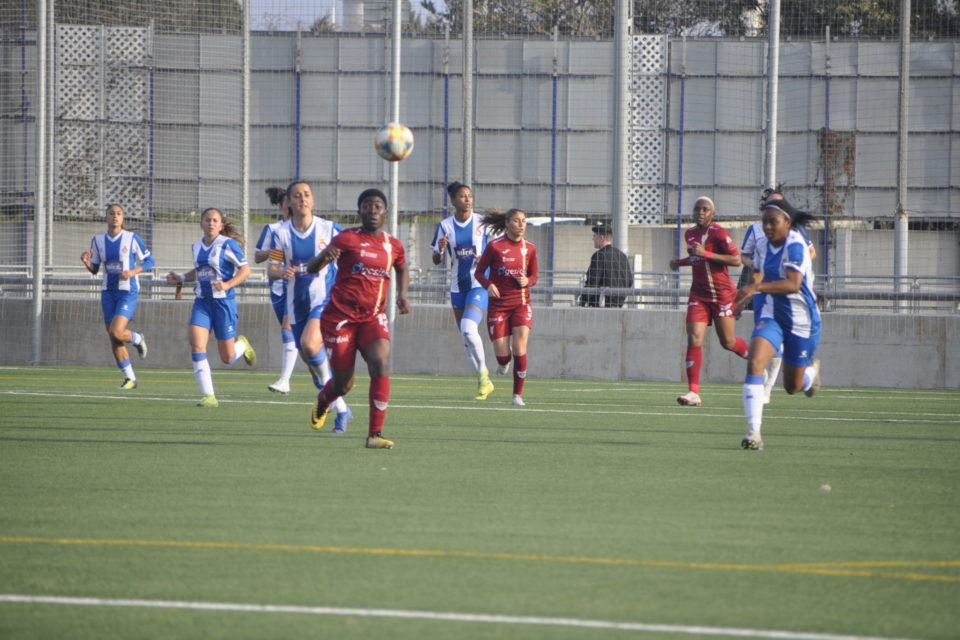 Grace Asantewa trata de iniciar una contra de las logroñesas. El EDF fue muy superior al Espanyol. / EDF Logroño