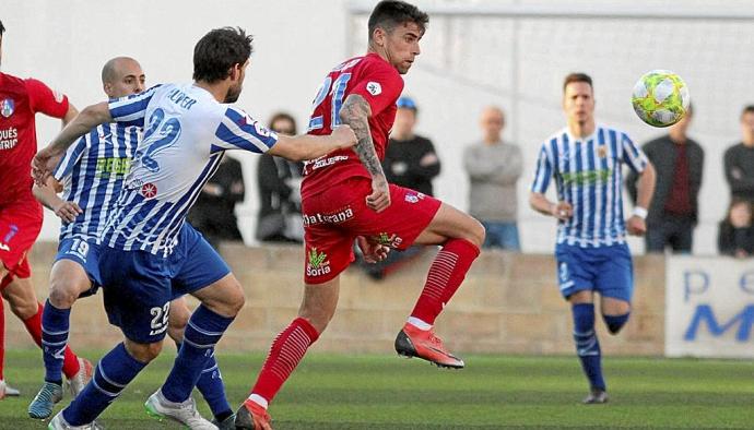 Chaco intenta controlar el esférico ante Ruper, futbolista estellica. / Diario de Noticias