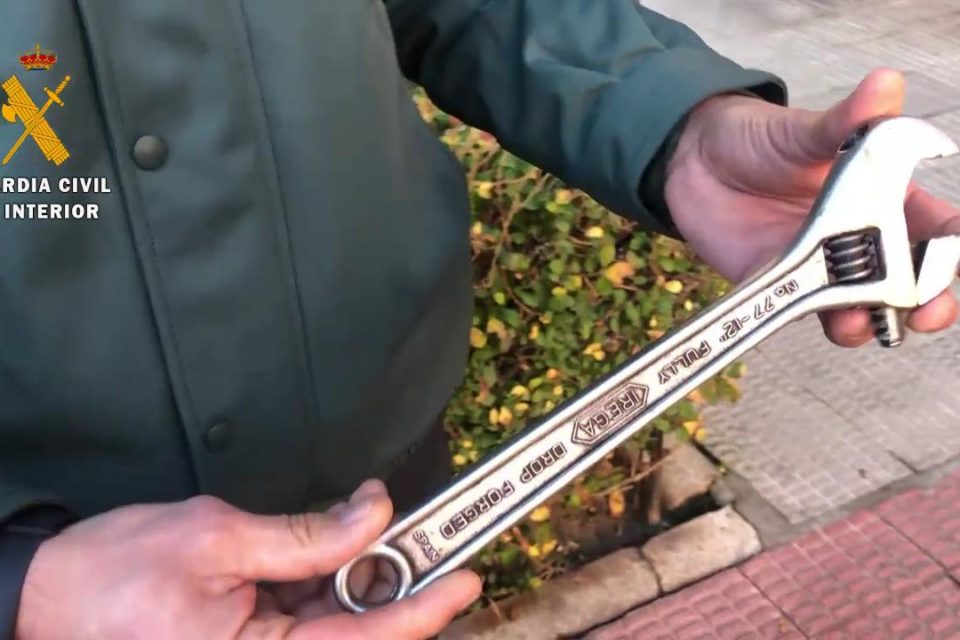 Llave inglesa con la que el detenido accedió a la vivienda y agredió al matrimonio. / Guardia Civil
