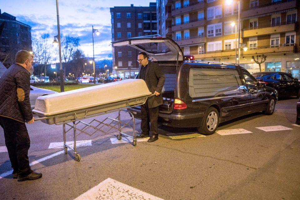 Momento del traslado del cadáver. / RAQUEL MANZANARES (EFE)
