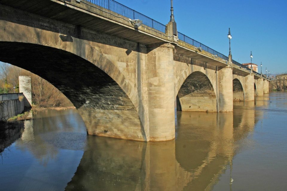 La restauración del Puente de Piedra de Logroño comenzará este lunes. / NR