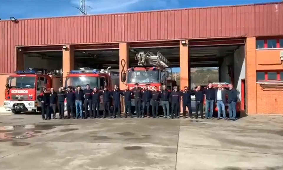 Homenaje de los compañeros del bombero fallecido en el parque de Calahorra. / @juntaceisrioja