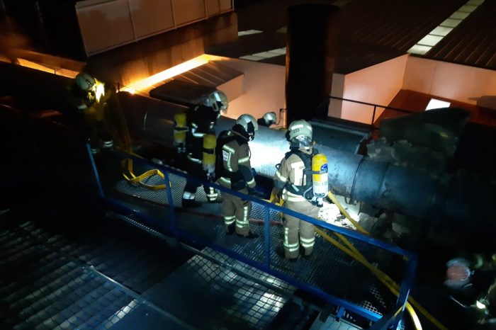 Un incendio provoca daños en las tuberías y el tejado de una empresa de Oyón