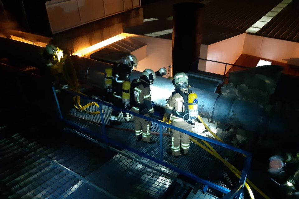 Trabajos de extinción en la empresa oyonesa. / @BomberosAraba