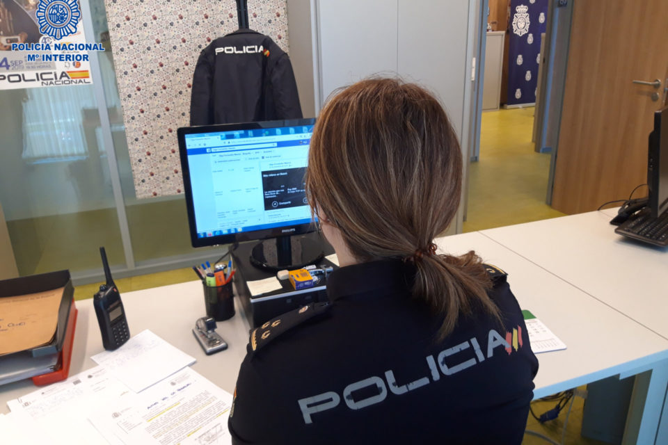 Una agente comprueba la base de datos policial. / Policía Nacional