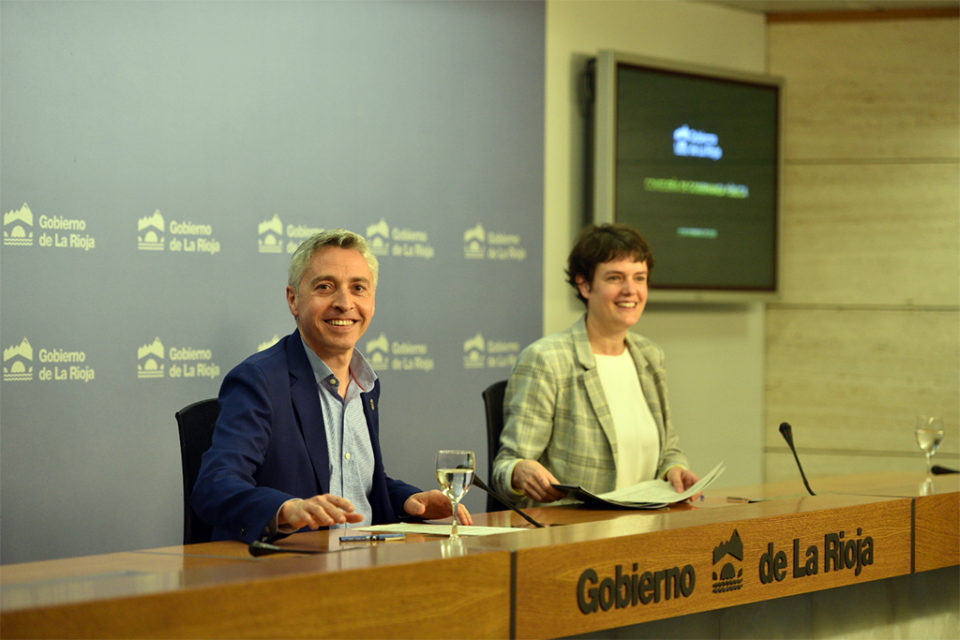 El consejero de Gobernanza Pública y la directora general de Igualdad han presentado la Escuela de Feminismo. / NR