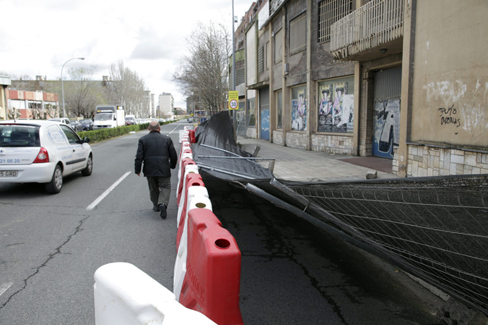 El vallado de las obras de avenida de Lobete invade la acera provisional por el fuerte viento. / Ingrid