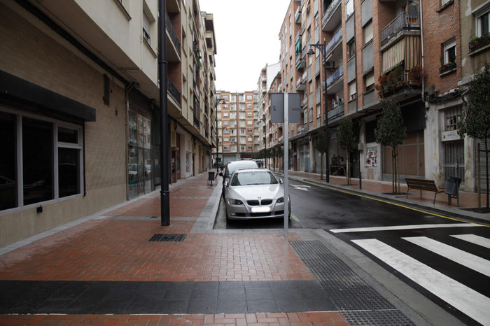 Múgica y Vélez de Guevara abren al tráfico tras finalizar su reurbanización