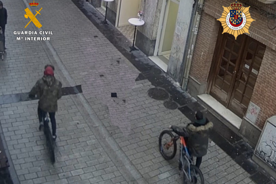 Los chavales, con las bicicletas presuntamente robadas. / Guardia Civil