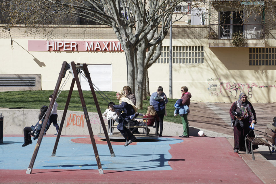Varios niños juegan en el parque infantil frente al centro deportivo Lobete en el primer día de la suspensión de clases. / Ingrid