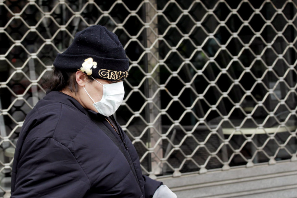 Mujer caminando por las calles logroñesas con mascarilla. / Ingrid
