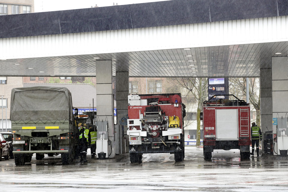 La UME reposta en una gasolinera de Logroño a su llegada a la capital riojana. / Ingrid