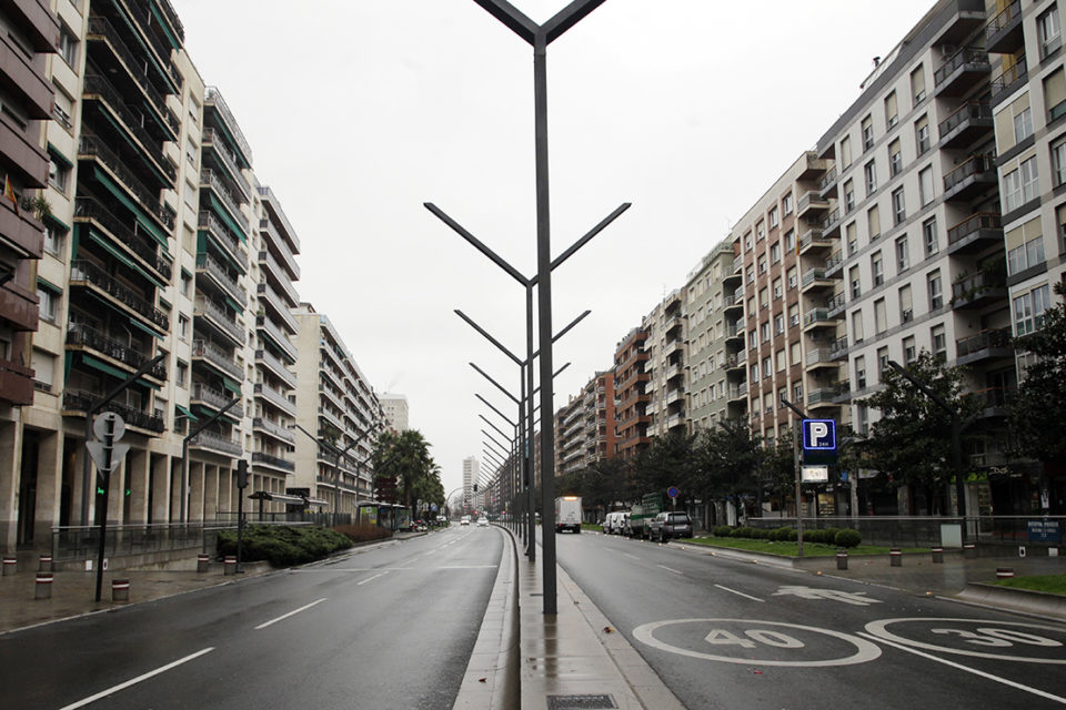 La calle Gran Vía de Logroño, principal arteria de la ciudad, vacía tras decretarse el estado de alarma