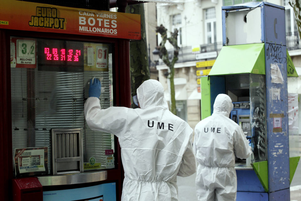 Efectivos de la UME realizan labores de desinfección en el centro de Logroño. / Ingrid