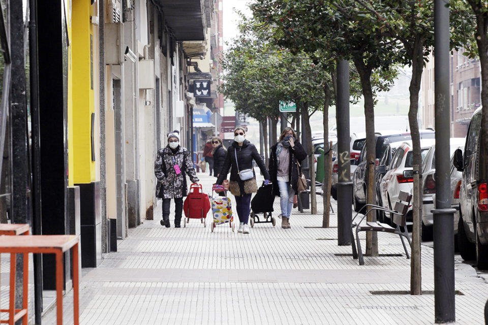 Tres mujeres, protegidas con mascarillas, se dirigen con los carros de la compra al supermercado. / Ingrid
