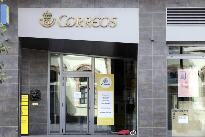 Voluntarios de Correos distribuyen material escolar entre alumnos de Logroño